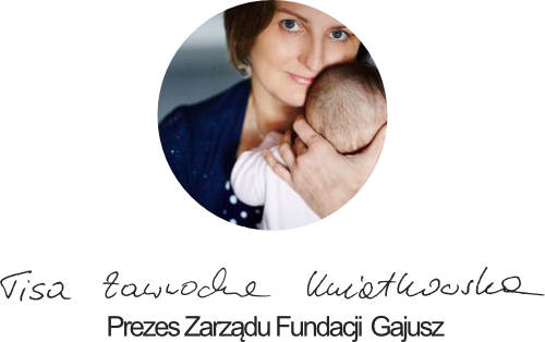 Zdjęcie Tisy Nawrockiej-Kwiatkowskiej trzymającej niemowlę z podpisem odręcznym oraz pełnionej funkcji