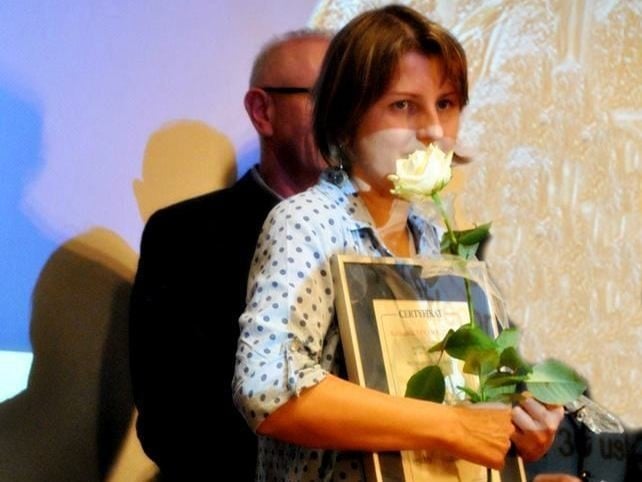 Tisa Żawrocka-Kwiatkowska, prezes Fundacji Gajusz, odbiera nagrodę Lodołamacze.