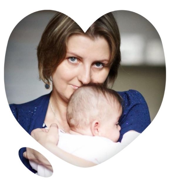 Tisa Żawrocka-Kwiatkowska – prezes Fundacji Gajusz – z dzieckiem na rękach w kszałcie serca z logotypu
