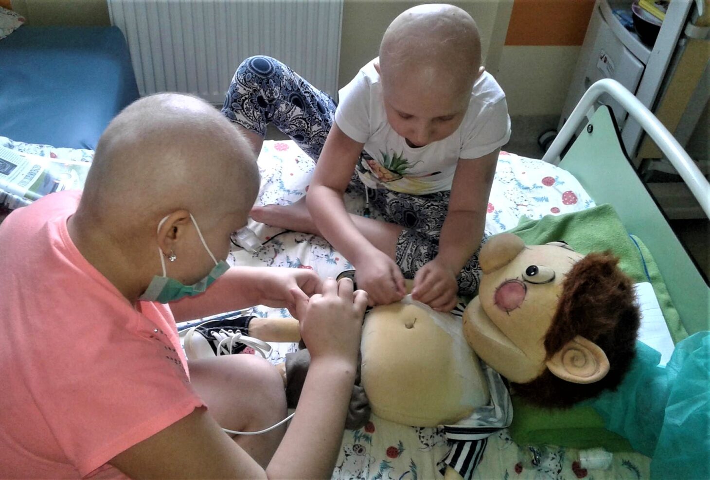 dwie pacjentki onkologii badają Edka lalkę terapeutyczną