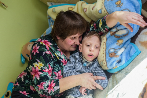Niepełnosprawny chłopczyk z hospicjum domowego z mamą