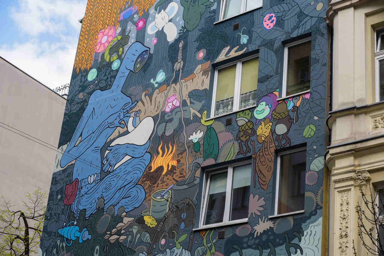 Baśniowy mural Fundacji Gajusz na ścianie kamienicy przy ul. Wilczej w Warszawie
