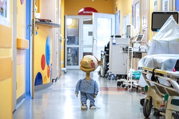 onkologia lalka Edek stoi na szpitalnym korytarzu onkomowa czyli caly ten szpitalny slang poradnik onkologiczny