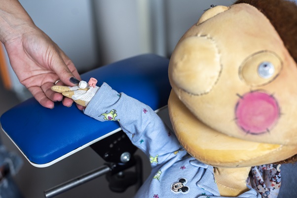 onkologia lalka Edek z wenflonem w rece na fotelu podpowiedzi dla sojusznika towarzysza dziecka poradnik onkologiczny