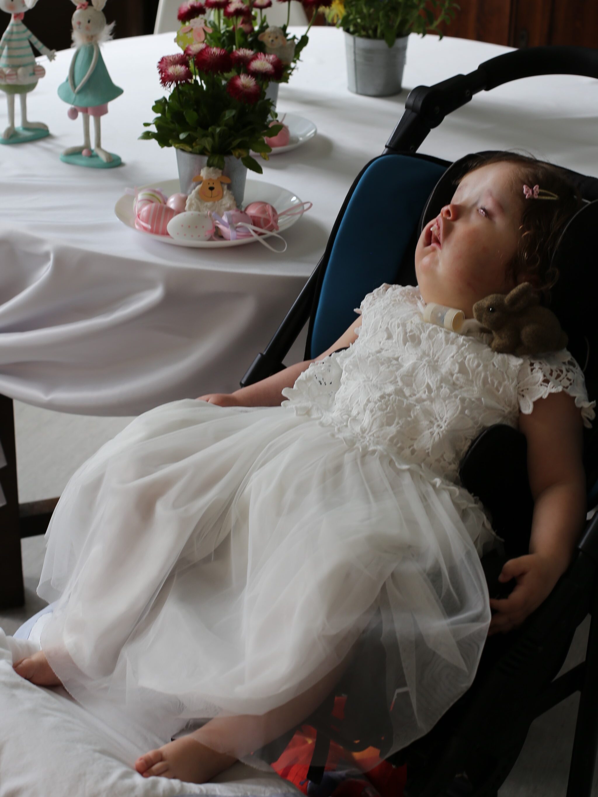 hospicjum stacjonarne zuzia w bialej sukience na wozku dziewczynki nie boja się ciemnosci kwartalnik 0222