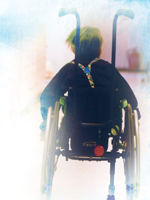 Kilkuletni chłopczyk na wózku inwalidzkim