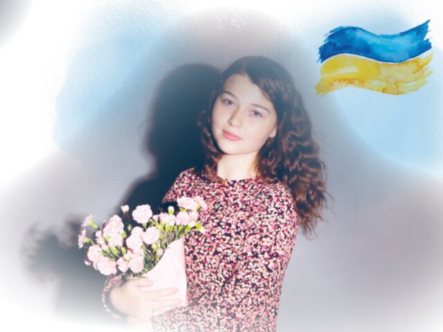 Zdjęcie nastolatki trzymającej kwiaty na tle ukraińskiej flagi