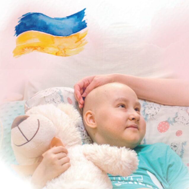 Dziewczynka z Ukrainy obejmuje misia na oddziale onkologicznym