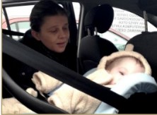 Hospicja opiekunka w samochodzie z niemowlęciem w foteliku samochodowym 10 lat hospicjum stacjonarnego i perintalnego kwartalnik0423