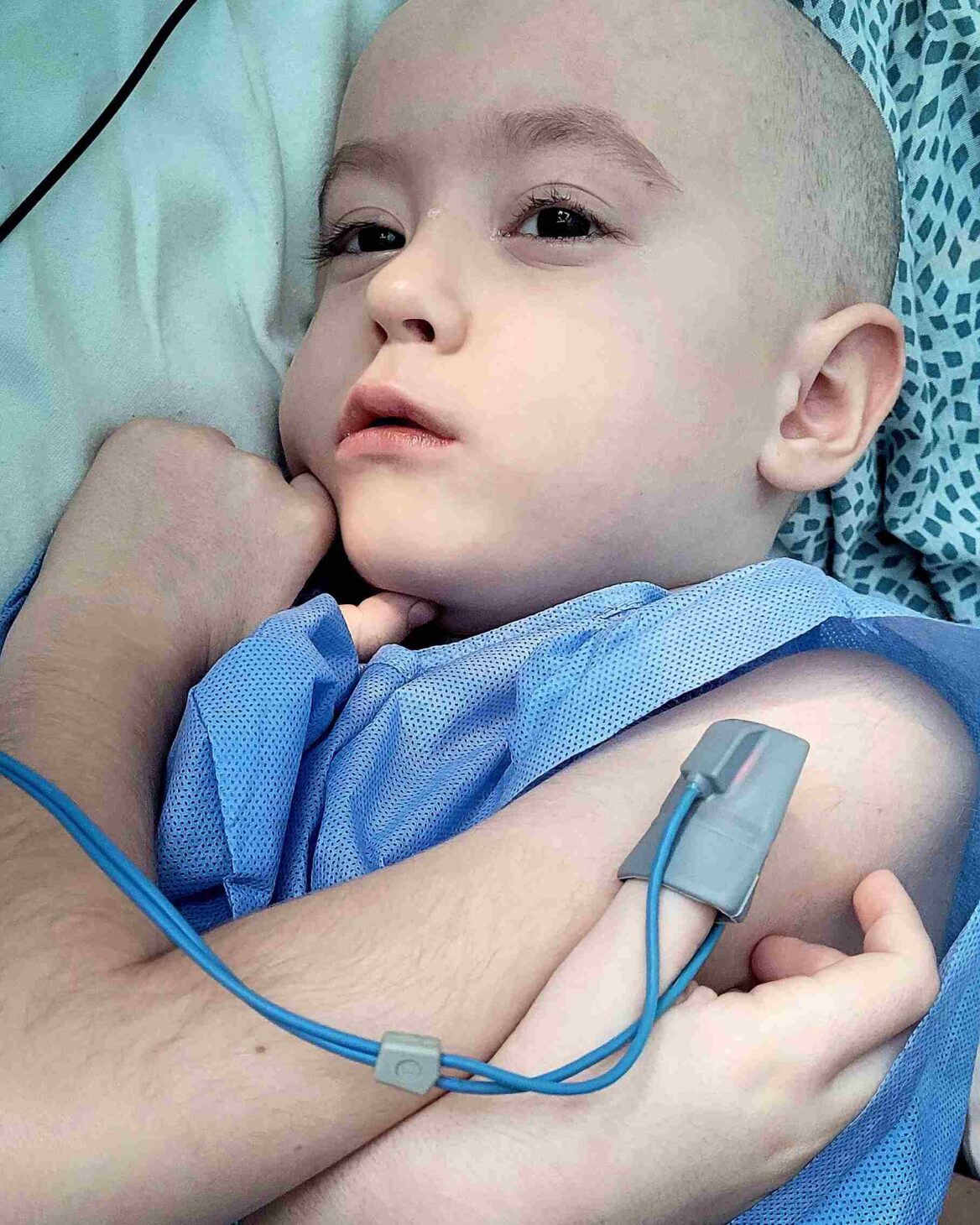 Chłopiec po chemioterapii podłączony do aparatury w szpitalu onkologicznym