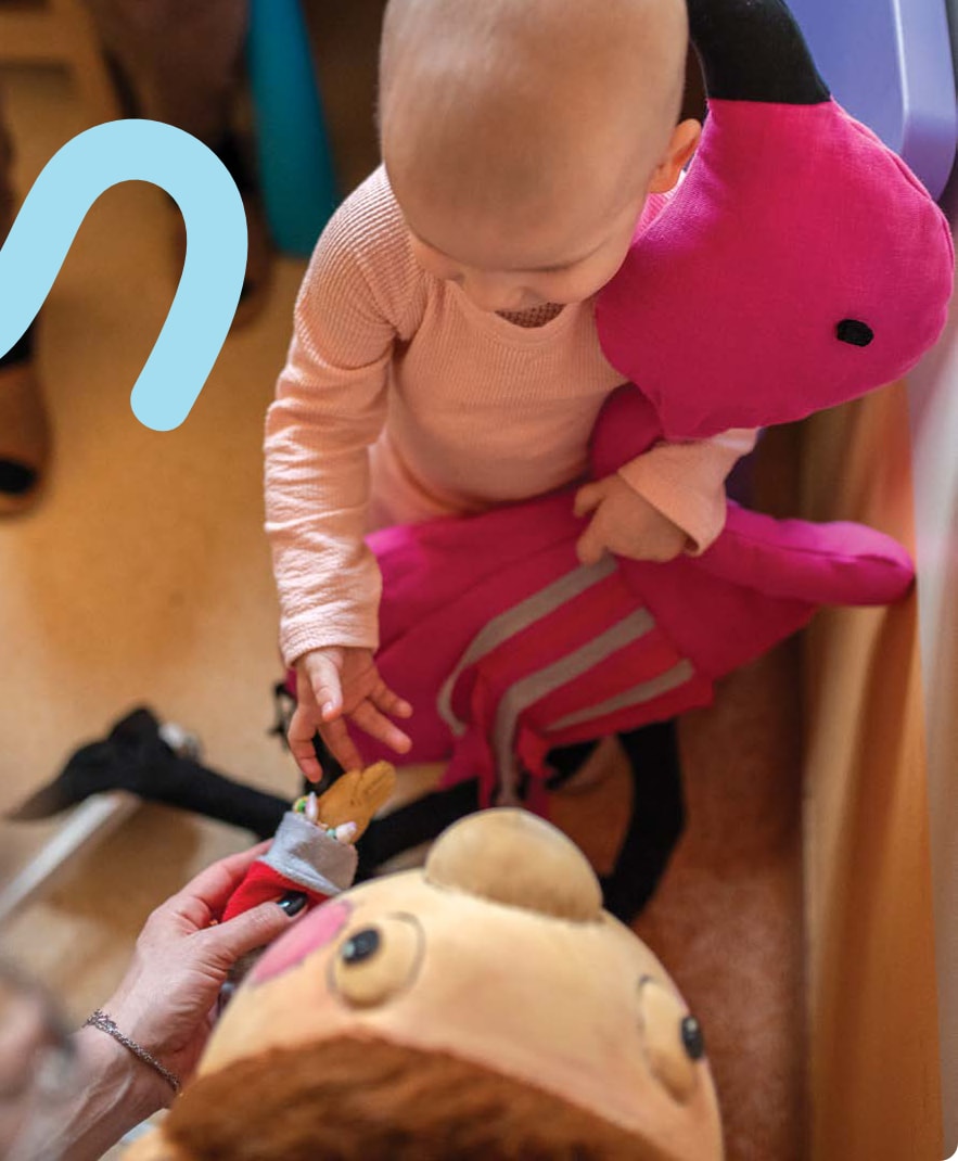 onkologia dziewczynka podaje rączkę lalce Edek dane Fundacji Gajusz raport2023