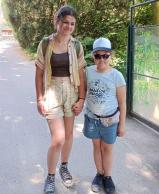 OKNO Hania z wolontariuszką na spacerze Kolonijny tandem kwartalnik0224