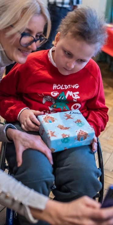 Zdjęcie Dawida z mamą, który bacznie obserwuje swój prezent, a mama patrzy w dal | kwartalnik 2025