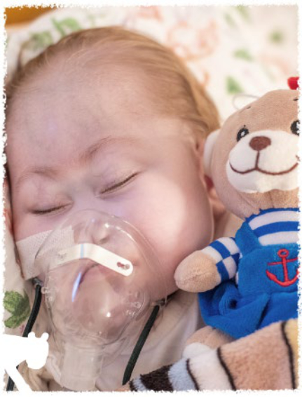 hospicjum stacjonarne Marysia z maseczką tlenową z misiem w niebieskim ubranku Nasza słodka landryneczka kwartalnik0224