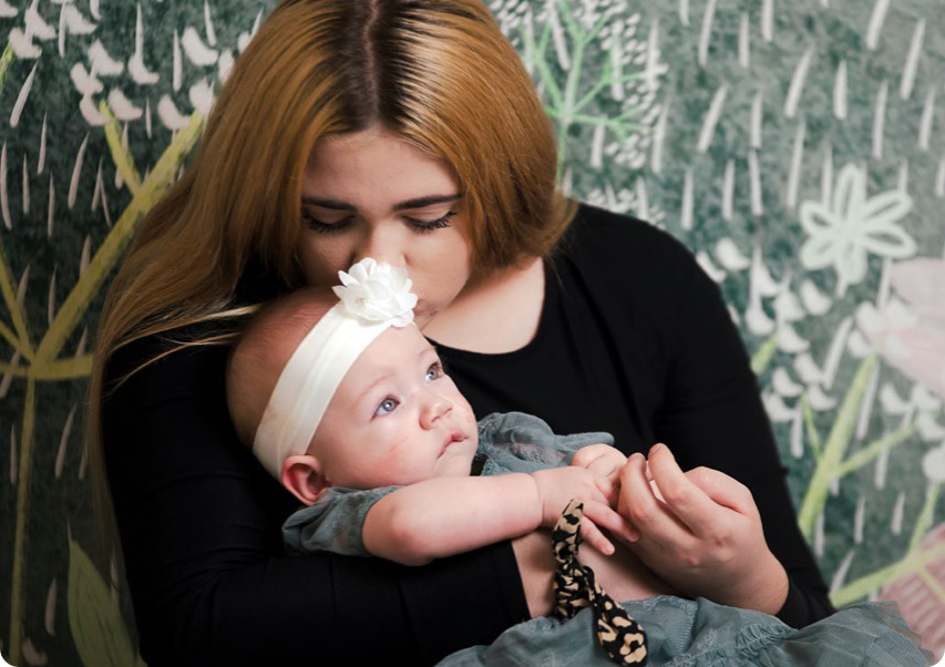 Opieka paliatywna mama Nadii trzyma ją na rękach i całuje raport 2024
