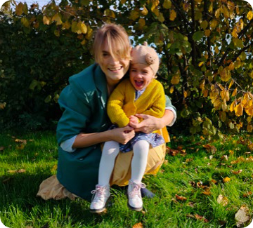 Pomoc w chorobie onkologicznej Mama Adelki z córką na dworze Program OKNO raport 2024
