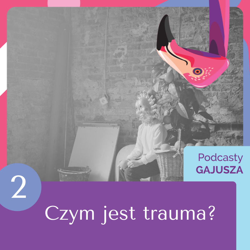 Okładka audiobooka „Czym jest trauma” – chłopiec w masce teatralnej słońca siedzi na krześle w industrialnym budynku.