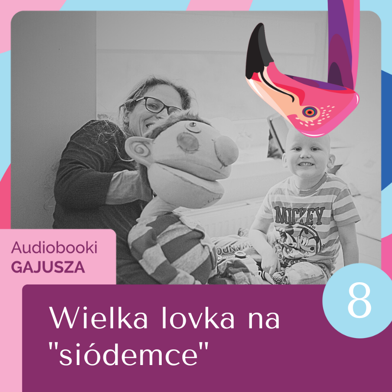 Okładka audiobooka „Wielka lovka na „siódemce”” – Żaneta, która opiekuje się Edkiem - lalką terapeutyczną i chłopiec chory onkologicznie. Wszyscy się uśmiechają i są zadowoleni.
