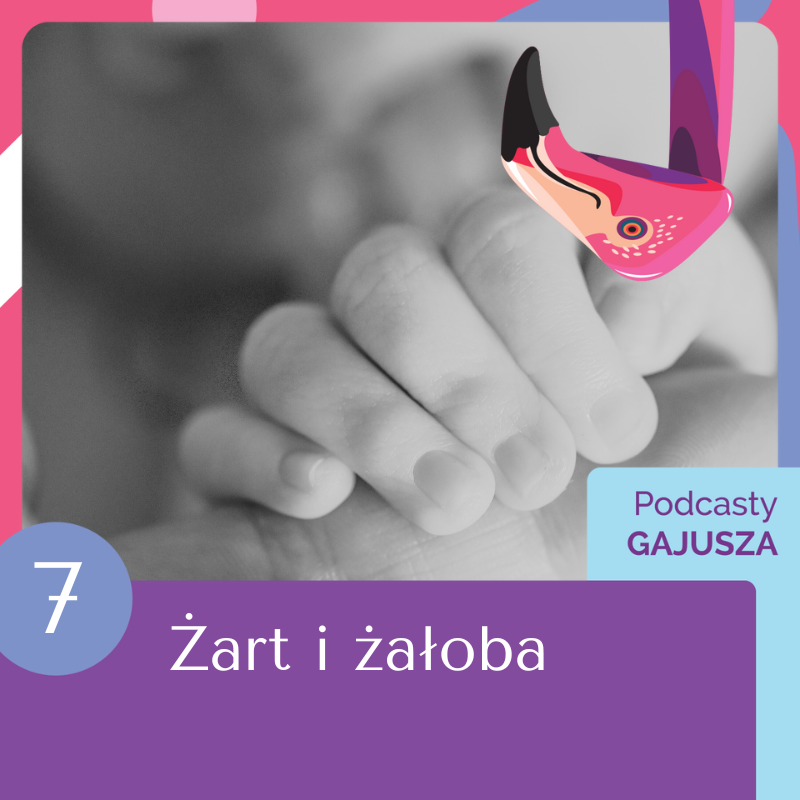 Okładka audiobooka „Żart i żałoba” – dłoń dorosłego trzyma dłoń malutkiego dziecka.