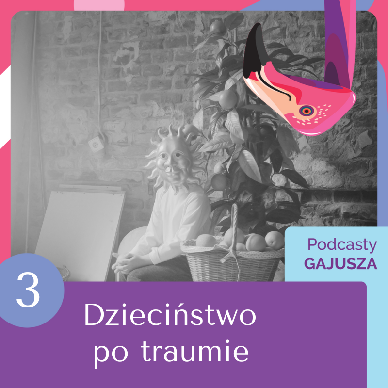 Okładka audiobooka „Dzieciństwo po traumie” – chłopiec w masce teatralnej patrzy wprost na aparat, przy nim jest dużo drzewko i kosz z owocami.
