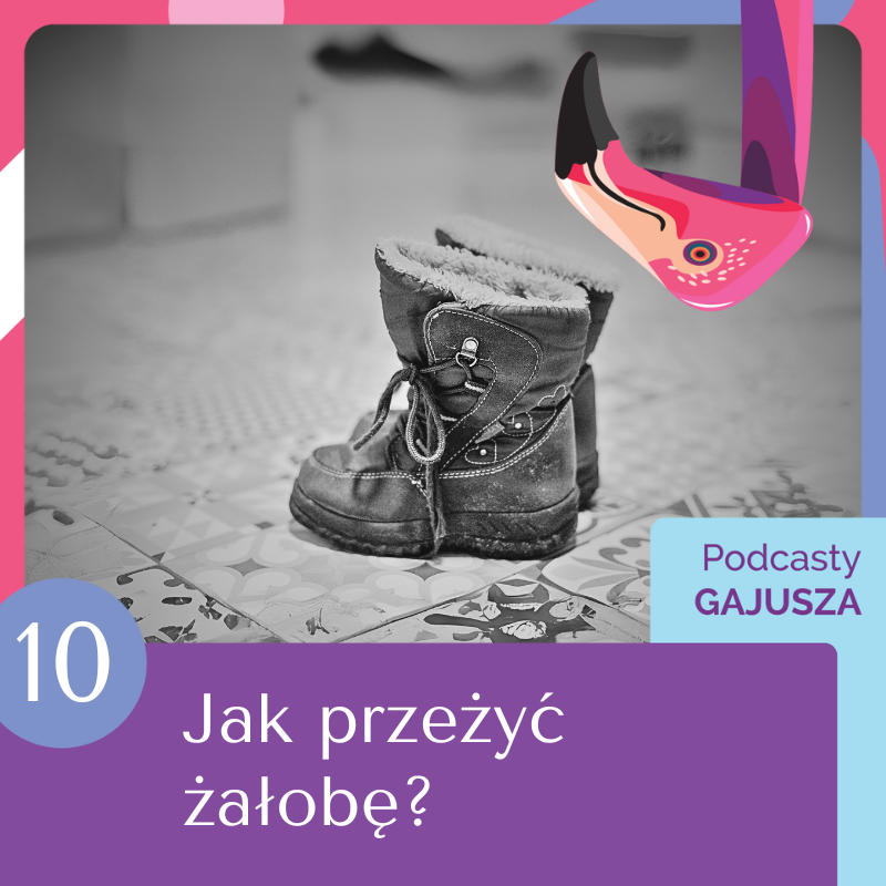 Okładka audiobooka „Jak przeżyć żałobę” – samotne buciki dziecka, pozostawione na środku korytarza.