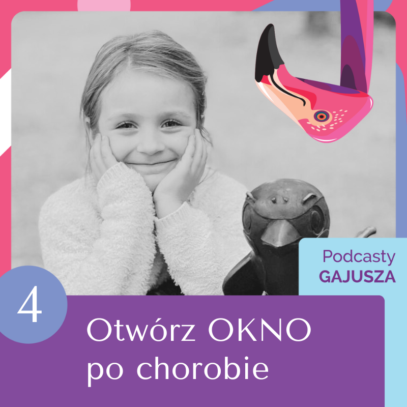 Okładka audiobooka „Otwórz okno po chorobie” – uśmiechnięta dziewczynka kuca, a obok niej jest rzeźba ptaka.