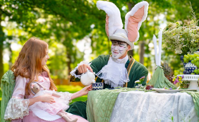 Wyśniona scena w „Kwartalnik Gajusz jesienią 03/25” – królik polewa herbatkę Alicji ze sceny „Alicja w Krainie Czarów”.