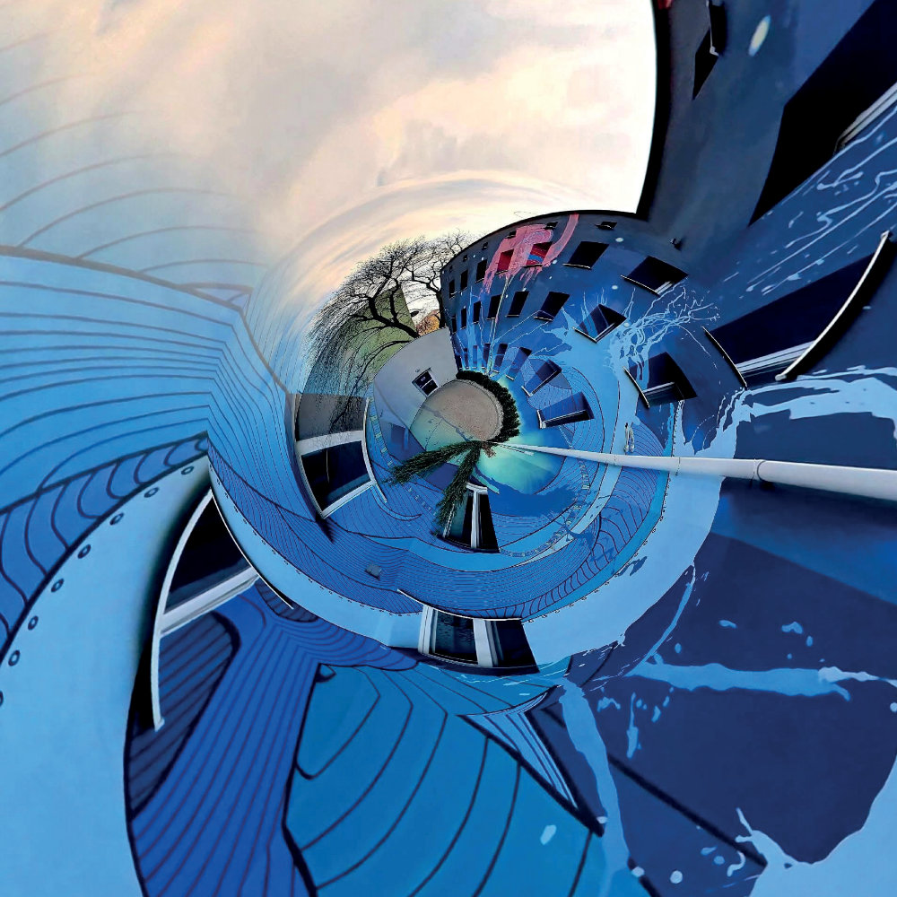 Fundacja w spirali, w „Kwartalnik Gajusz zimą 04/25” – niebieska ściana Fundacji Gajusz w spirali, tworząca iluzję.