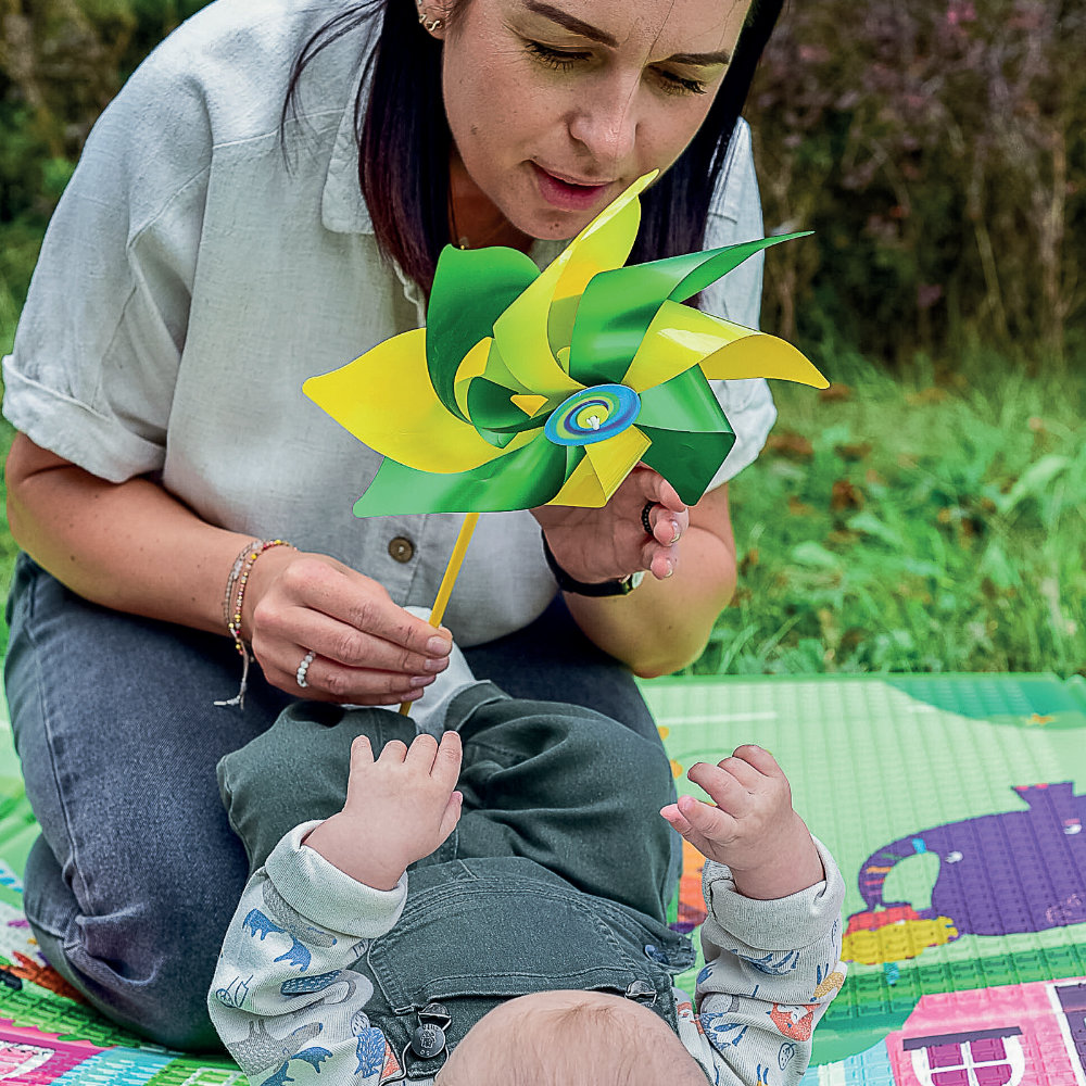 Zdjęcie w „Kwartalnik Gajusz zimą 04/25” przedstawiające dziecko bawiące się z opiekunką w Interwencyjnym Ośrodku Preadopcyjnym Tuli Luli.